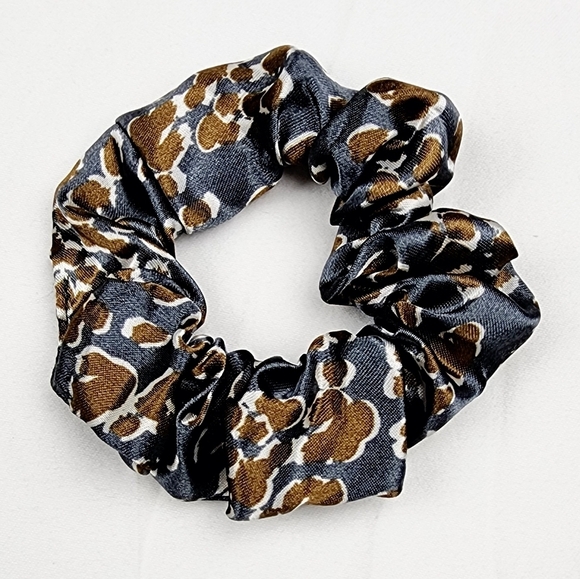 4 FOR $16 🔥Gray leopard Satin Scrunchie Hair Tie - Picture 4 of 5